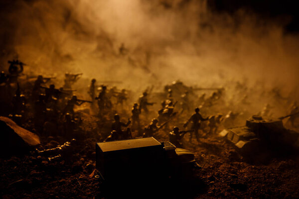 Концепция войны. Военные силуэты боевой сцены на фоне тумана на фоне неба войны, силуэты солдат мировой войны под облачным горизонтом ночью. Сцена нападения. Бронетехника. Выборочный фокус. Украшение
