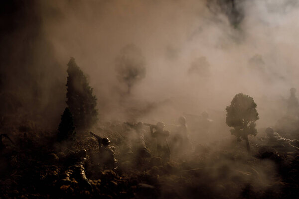 Концепция войны. Военные силуэты боевой сцены на фоне тумана на фоне неба войны, силуэты солдат мировой войны под облачным горизонтом ночью. Сцена нападения. Бронетехника. Выборочный фокус. Украшение
