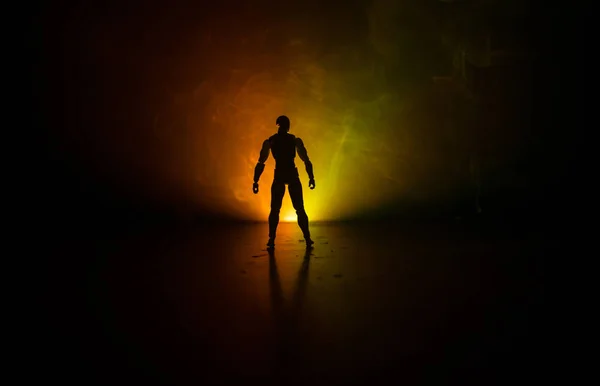 Silhouette Homme Debout Sur Fond Sombre Brumeux Photo Décorée Avec — Photo