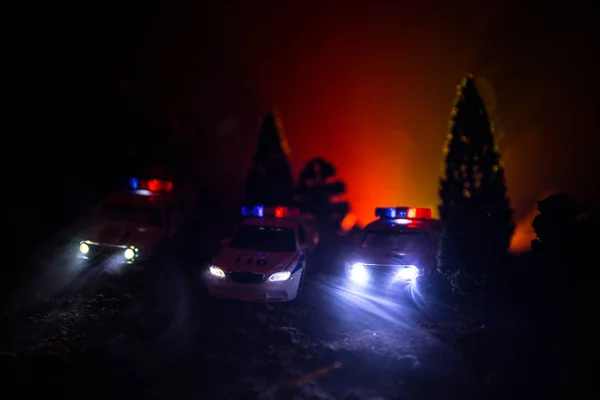 Politieauto Achtervolgt Nachts Een Auto Met Mist Achtergrond 911 Noodhulpdiensten — Stockfoto