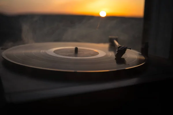 Tocadiscos Vinilo Giratorio Fondo Una Puesta Sol Sobre Las Montañas — Foto de Stock