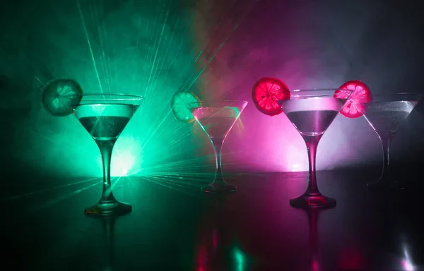 Flera Glas Berömda Cocktail Martini Sköt Bar Med Mörk Tonad — Stockfoto