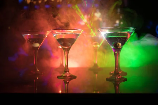 Διάφορα Ποτήρια Του Διάσημου Κοκτέιλ Martini Βολή Ένα Μπαρ Σκούρο — Φωτογραφία Αρχείου