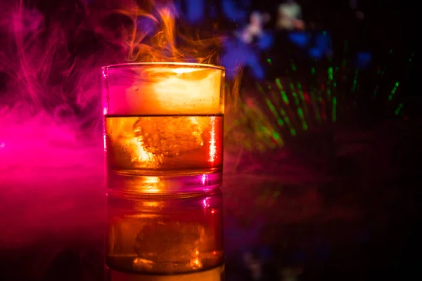 Selektivní Fokus Ryzí Whisky Ice Cube Uvnitř Whisky Sklenice Tmavém — Stock fotografie