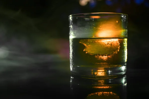 Επιλεκτική Εστίαση Καθαρή Ουίσκι Παγάκι Μέσα Ποτήρι Ουίσκι Σκούρο Φόντο — Φωτογραφία Αρχείου