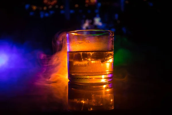 Selectieve Aandacht Pure Whisky Met Ijsblokje Binnen Whisky Glas Donkere — Stockfoto