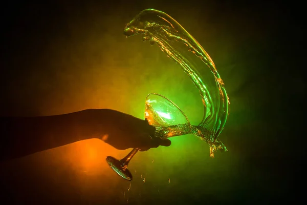 Martini Cocktailglas Der Hand Das Auf Dunklem Rauchigen Hintergrund Plätschert — Stockfoto