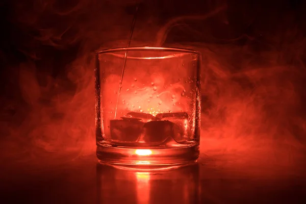 Sklenice Whisky Ledu Dřevěný Povrch Barevným Světlem Mlha Pozadí Zblízka — Stock fotografie