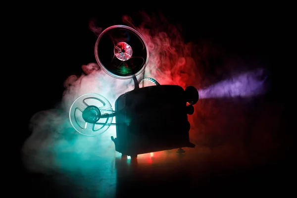 老式电影投影机 电影投影机在一个木质背景与戏剧性的照明和选择性的焦点 电影和娱乐概念 — 图库照片