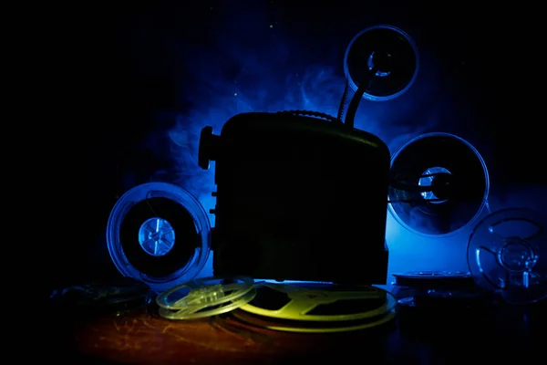 Starý Styl Filmový Projektor Zátiší Detail Filmový Projektor Dřevěné Pozadí — Stock fotografie