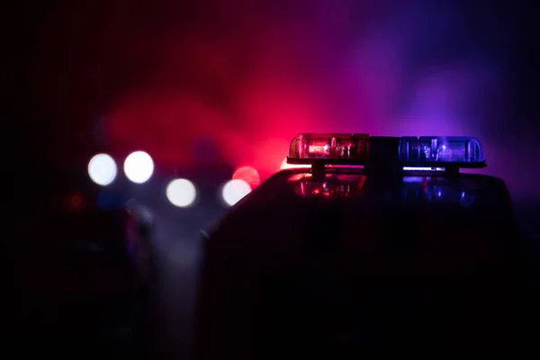 Поліцейські Машини Вночі Поліцейський Автомобіль Переслідує Машину Вночі Тлом Туману Ліцензійні Стокові Фото