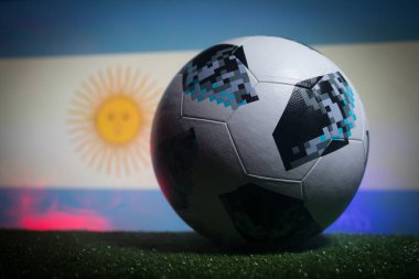 Bakü, Azerbaycan - 21 Haziran 2018: Yaratıcı kavramı. Resmi Rusya 2018 Dünya Kupası futbol Arjantin bayrağı ile koyu tonda sisli arka plan üzerinde Adidas Telstar 18 numara. Seçici odak