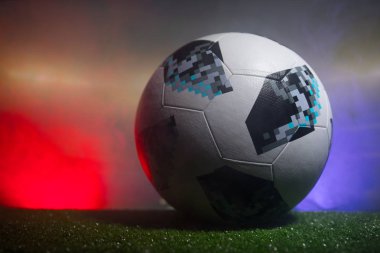 Bakü, Azerbaycan - 21 Haziran 2018: Yaratıcı kavramı. Resmi Rusya 2018 Dünya Kupası futbol topu Adidas Telstar 18 koyu tonda ile oynayarak sisli arka plan Stadı nda oyun. Seçici odak