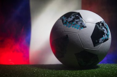Bakü, Azerbaycan - 21 Haziran 2018: Yaratıcı kavramı. Resmi Rusya 2018 Dünya Kupası Futbol Fransa bayrağı ile koyu tonda sisli arka plan üzerinde Adidas Telstar 18 numara. Seçici odak