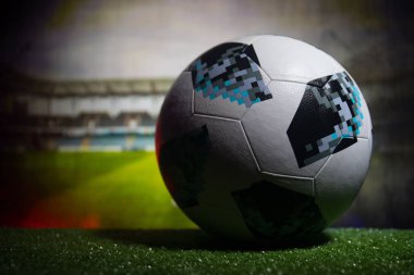 Bakü, Azerbaycan - 21 Haziran 2018: Yaratıcı kavramı. Resmi Rusya 2018 Dünya Kupası futbol topu Adidas Telstar 18 koyu tonda ile oynayarak sisli arka plan Stadı nda oyun. Seçici odak