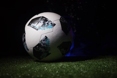 Bakü, Azerbaycan - 21 Haziran 2018: Yaratıcı kavramı. Resmi Rusya 2018 Dünya Kupası futbol koyu tonda sisli arka plan ile yeşil çimenlerin üzerinde Adidas Telstar 18 numara. Seçici odak