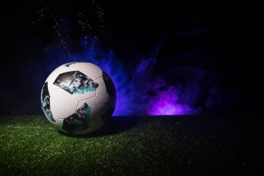 Bakü, Azerbaycan - 21 Haziran 2018: Yaratıcı kavramı. Resmi Rusya 2018 Dünya Kupası futbol koyu tonda sisli arka plan ile yeşil çimenlerin üzerinde Adidas Telstar 18 numara. Seçici odak
