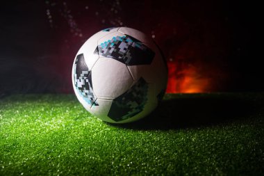 Bakü, Azerbaycan - 21 Haziran 2018: Yaratıcı kavramı. Resmi Rusya 2018 Dünya Kupası futbol koyu tonda sisli arka plan ile yeşil çimenlerin üzerinde Adidas Telstar 18 numara. Seçici odak