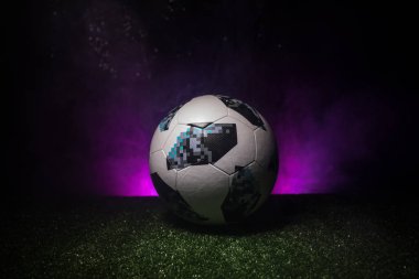 Bakü, Azerbaycan - 21 Haziran 2018: Yaratıcı kavramı. Resmi Rusya 2018 Dünya Kupası futbol koyu tonda sisli arka plan ile yeşil çimenlerin üzerinde Adidas Telstar 18 numara. Seçici odak