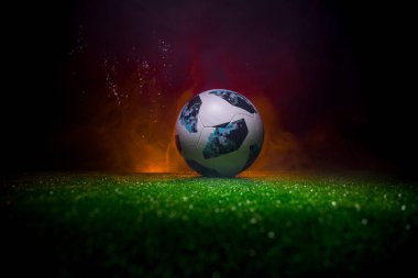 Bakü, Azerbaycan - 21 Haziran 2018: Yaratıcı kavramı. Resmi Rusya 2018 Dünya Kupası futbol koyu tonda sisli arka plan ile yeşil çimenlerin üzerinde Adidas Telstar 18 numara. Seçici odak