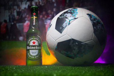 Bakü, Azerbaycan - 21 Haziran 2018: Yaratıcı kavramı. Heineken Bira bira şişe ile resmi Rusya 2018 Dünya Kupası futbol topu Adidas Telstar 18 üzerinde koyu tonda sisli arka plan.