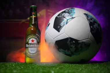 Bakü, Azerbaycan - 21 Haziran 2018: Yaratıcı kavramı. Heineken Bira bira şişe ile resmi Rusya 2018 Dünya Kupası futbol topu Adidas Telstar 18 üzerinde koyu tonda sisli arka plan.