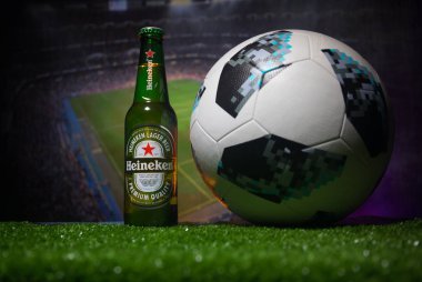 Bakü, Azerbaycan - 21 Haziran 2018: Yaratıcı kavramı. Heineken Bira bira şişe ile resmi Rusya 2018 Dünya Kupası futbol topu Adidas Telstar 18 üzerinde koyu tonda sisli arka plan.