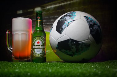 Bakü, Azerbaycan - 21 Haziran 2018: Yaratıcı kavramı. Heineken Bira bira şişe ile resmi Rusya 2018 Dünya Kupası futbol topu Adidas Telstar 18 üzerinde koyu tonda sisli arka plan.
