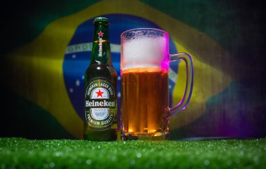 Bakü, Azerbaycan - 21 Haziran 2018: Yaratıcı kavramı. Heineken Bira bira şişe ile resmi Rusya 2018 Dünya Kupası futbol topu Adidas Telstar 18 üzerinde koyu tonda sisli arka plan.