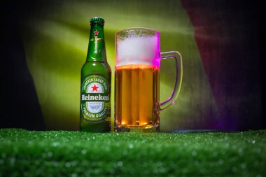 Bakü, Azerbaycan - 21 Haziran 2018: Yaratıcı kavramı. Heineken Bira bira şişe ile resmi Rusya 2018 Dünya Kupası futbol topu Adidas Telstar 18 üzerinde koyu tonda sisli arka plan.