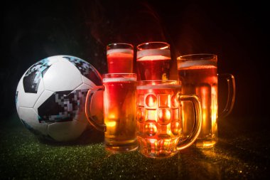 Bakü, Azerbaycan - 23 Haziran 2018: Yaratıcı kavramı. Resmi Rusya 2018 Dünya Kupası futbol topu Adidas Telstar 18 ve bira gözlük koyu tonda sisli arka plan, yeşil çimenlerin üzerinde. Seçici odak