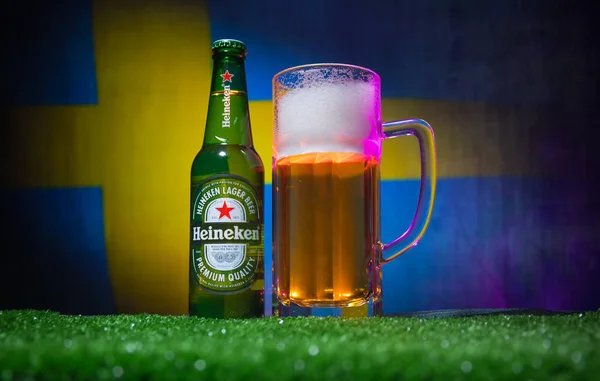 Baku Azerbaijan Junio 2018 Concepto Creativo Cerveza Heineken Lager Botella —  Fotos de Stock