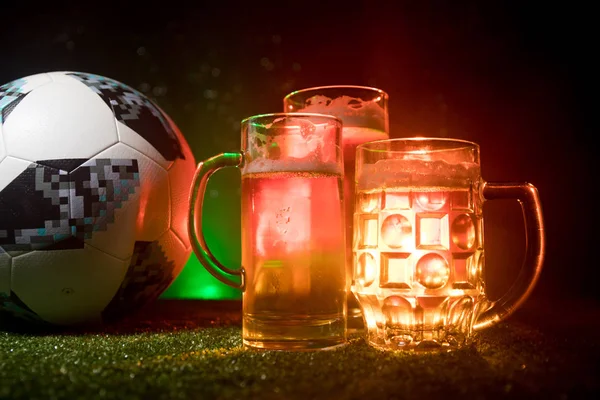 阿塞拜疆巴库 2018年6月23日 创意概念 官方俄罗斯2018世界杯足球赛阿迪达斯通讯卫星18和啤酒杯在绿色的草地上 深色色调的雾背景 选择性聚焦 — 图库照片