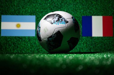 Bakü, Azerbaycan - 29 Haziran 2018: Yaratıcı kavramı. Resmi Rusya 2018 Dünya Kupası futbol topu Adidas Telstar 18 yeşil çimenlerin destek ülke üzerinde ya da amigo kavramı. Seçici odak