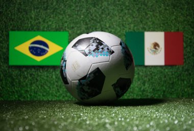 Bakü, Azerbaycan - 29 Haziran 2018: Yaratıcı kavramı. Resmi Rusya 2018 Dünya Kupası futbol topu Adidas Telstar 18 yeşil çimenlerin destek ülke üzerinde ya da amigo kavramı. Seçici odak