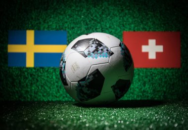 Bakü, Azerbaycan - 29 Haziran 2018: Yaratıcı kavramı. Resmi Rusya 2018 Dünya Kupası futbol topu Adidas Telstar 18 yeşil çimenlerin destek ülke üzerinde ya da amigo kavramı. Seçici odak