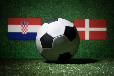 Futbol 2018. Yaratıcı kavramı. Yeşil çimenlerin üzerinde futbol topu. Ülke veya tezahürat kavramı destekler. Seçici odak