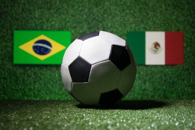 Futbol 2018. Yaratıcı kavramı. Yeşil çimenlerin üzerinde futbol topu. Ülke veya tezahürat kavramı destekler. Seçici odak