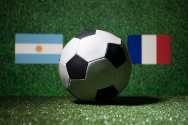 Futbol 2018. Yaratıcı kavramı. Yeşil çimenlerin üzerinde futbol topu. Ülke veya tezahürat kavramı destekler. Seçici odak