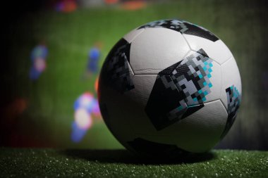 Bakü, Azerbaycan - 21 Haziran 2018: Yaratıcı kavramı. Resmi Rusya 2018 Dünya Kupası futbol topu Adidas Telstar 18 koyu tonda ile oynayarak sisli arka plan Stadı nda oyun. Seçici odak