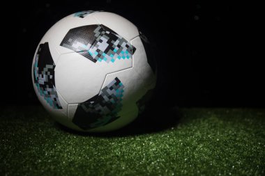Bakü, Azerbaycan - 21 Haziran 2018: Yaratıcı kavramı. Resmi Rusya 2018 Dünya Kupası futbol koyu tonda sisli arka plan ile yeşil çimenlerin üzerinde Adidas Telstar 18 numara. Seçici odak