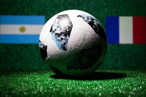 Bakü, Azerbaycan - 29 Haziran 2018: Yaratıcı kavramı. Resmi Rusya 2018 Dünya Kupası futbol topu Adidas Telstar 18 yeşil çimenlerin destek ülke üzerinde ya da amigo kavramı. Seçici odak