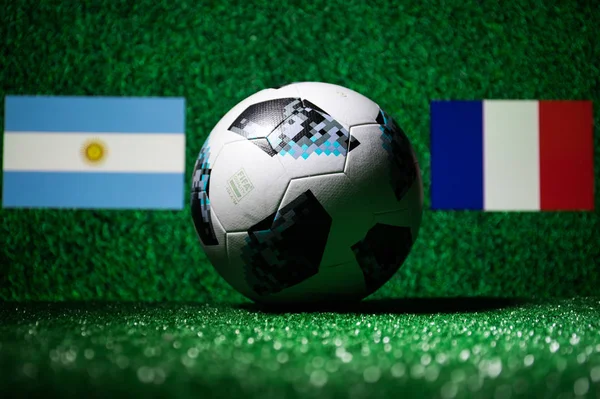 Bakü, Azerbaycan - 29 Haziran 2018: Yaratıcı kavramı. Resmi Rusya 2018 Dünya Kupası futbol topu Adidas Telstar 18 yeşil çimenlerin destek ülke üzerinde ya da amigo kavramı. Seçici odak