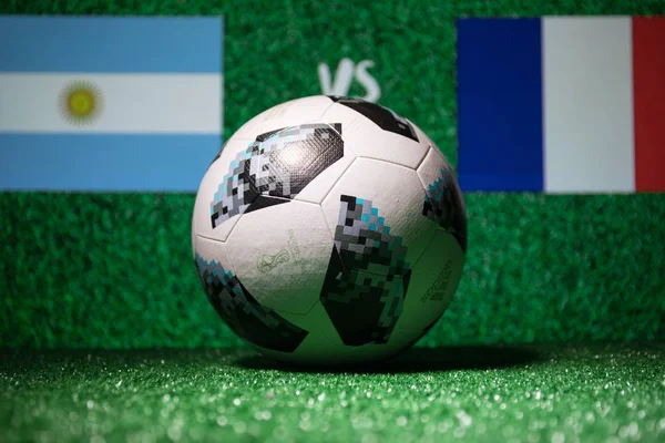 Bakü, Azerbaycan - 29 Haziran 2018: Yaratıcı kavramı. Resmi Rusya 2018 Dünya Kupası futbol topu Adidas Telstar 18 yeşil çimenlerin destek ülke üzerinde ya da amigo kavramı. Seçici odak