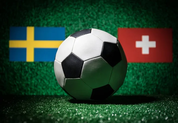 Futbol 2018. Yaratıcı kavramı. Yeşil çimenlerin üzerinde futbol topu. Ülke veya tezahürat kavramı destekler. Seçici odak