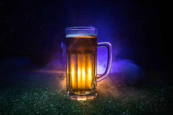 Concetto Creativo Singolo Bicchiere Birra Erba Verde Sfondo Scuro Nebbioso — Foto Stock
