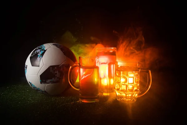 阿塞拜疆巴库 2018年6月23日 创意概念 官方俄罗斯2018世界杯足球赛阿迪达斯通讯卫星18和啤酒杯在绿色的草地上 深色色调的雾背景 选择性聚焦 — 图库照片