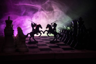 Süvari ve satranç tahtası üzerinde piyade ile ortaçağ savaş sahnesi. Satranç oyununu kavramı iş fikirleri ve rekabet ve strateji fikirler duman ve sis karanlık bir arka plan üzerinde satranç figürleri.