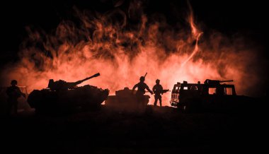 Savaş kavramı. Askeri siluetleri sahne savaş sis gökyüzü arka plan üzerinde mücadele, siluetleri aşağıda bulutlu manzarası, gece mücadele. Savaş sahnesi. Askerler ile ordu jeep araç. Ordu jeep