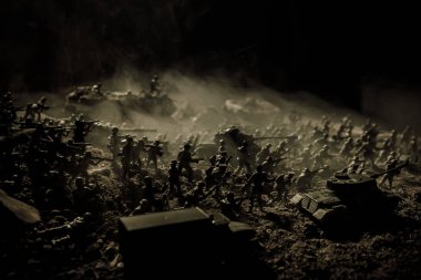 Savaş kavramı. Askeri siluetleri sahne üzerinde savaş sis sky mücadele arka plan, Dünya Savaşı askerler siluetleri bulutlu manzarası, gece aşağıda. Saldırı sahne. Zırhlı araçlar. Seçici odak. Dekorasyon